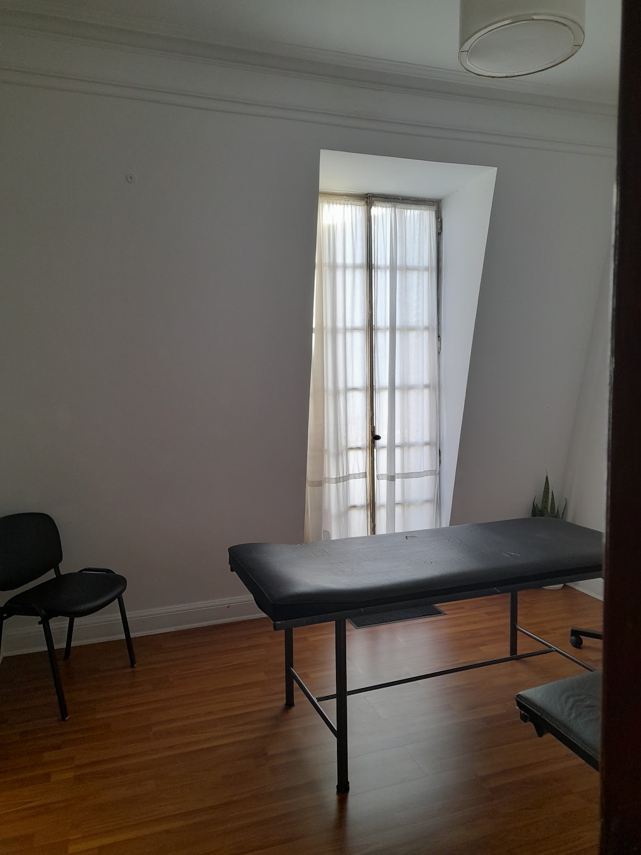 Sala de tratamiento kinésico y camilla RPG ergonómica en Kinesiología Integral SG